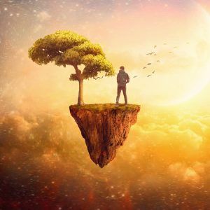 编辑人员在扫描仪旁整理一摞待处理的纸质文档，准备做转pdf与文字识别流程测试，桌上摆着标注页码的便签条，环境整洁有序